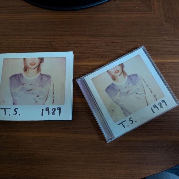 3/$10 Taylor Swift 1989 CD - Picture 3 of 10